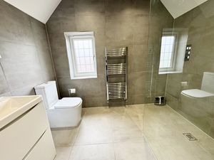 Master En-Suite- click for photo gallery